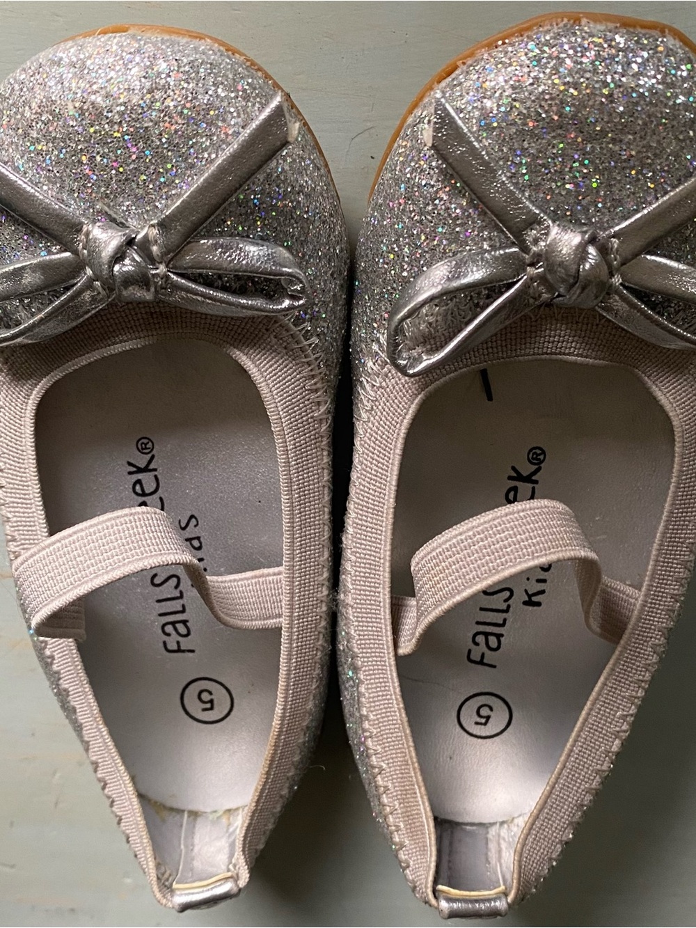 Falls Creek Kids Silver Glitter Mary Jane Flats with Bow Accent Size 5